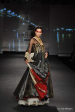 Model walk the ramp for Anju Modi show at PCJ Delhi Couture Week Day 3 on 10th Aug 2012 200 (78).JPG